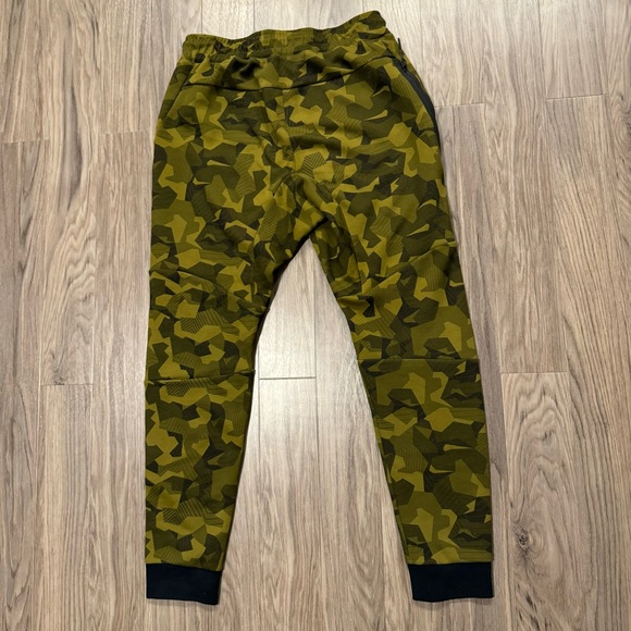 Nike Sportswear Tech Fleece Camo Jogger - Picture 2 of 8